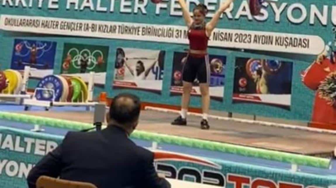 Okulumuz öğrencilerinden Sümeyye Ergişi okullararası kızlar halter şampiyonasında Türkiye 3.sü olmuştur.  Kendisini tebrik ediyoruz. 