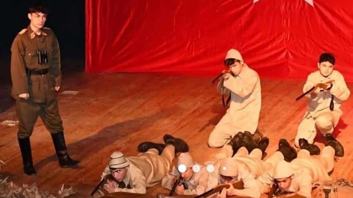 Okulumuz öğrenci ve öğretmenlerinin hazırlamış olduğu ve 18 Mart Çanakkale Şehitlerimizi anma gününde sergilenen tiyatro çalışmamız.